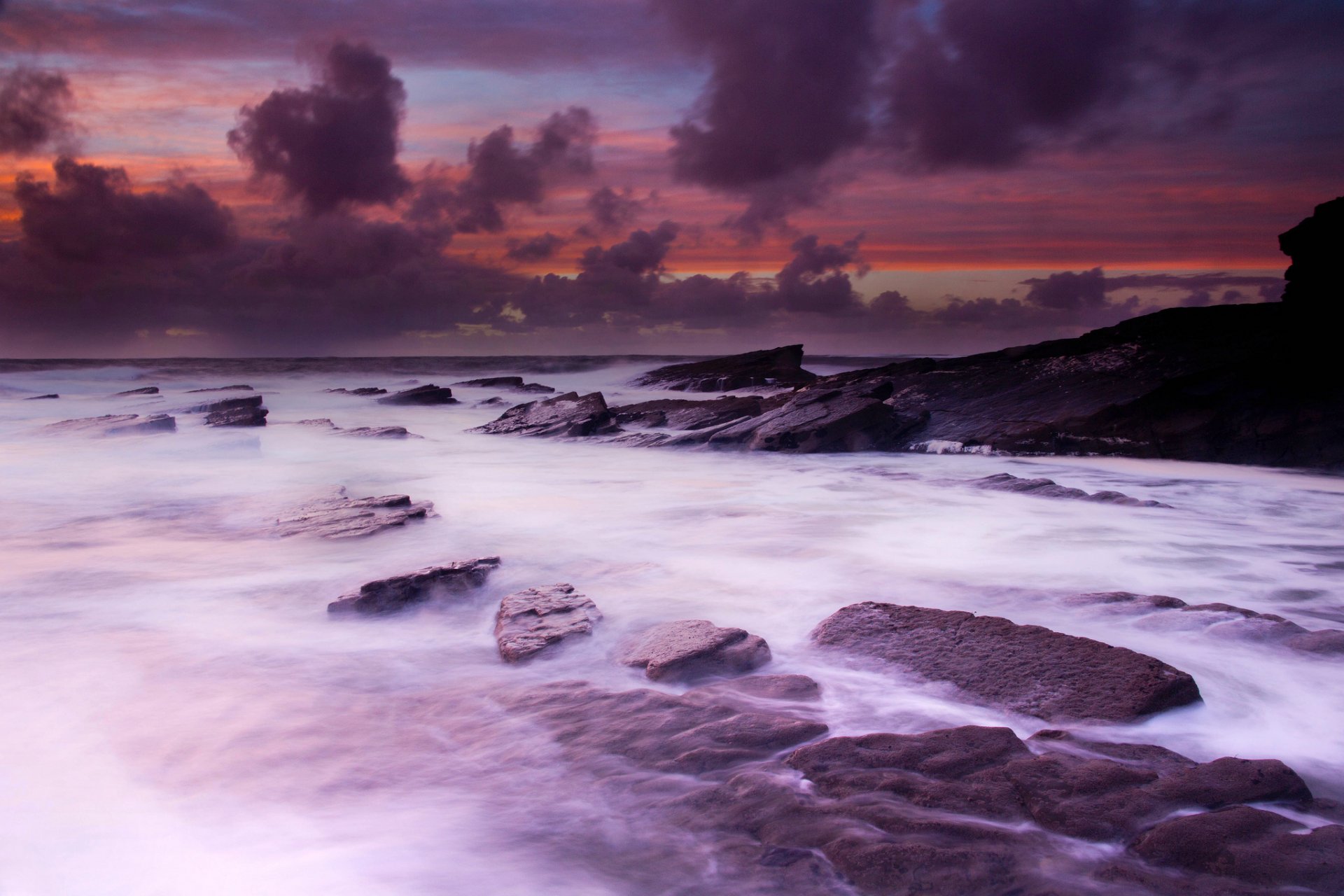 irlanda clare spainish port cisgiordania oceano atlantico mare oceano flussi acqua rocce rocce esposizione cielo nuvole di pioggia autunno hopkins foto