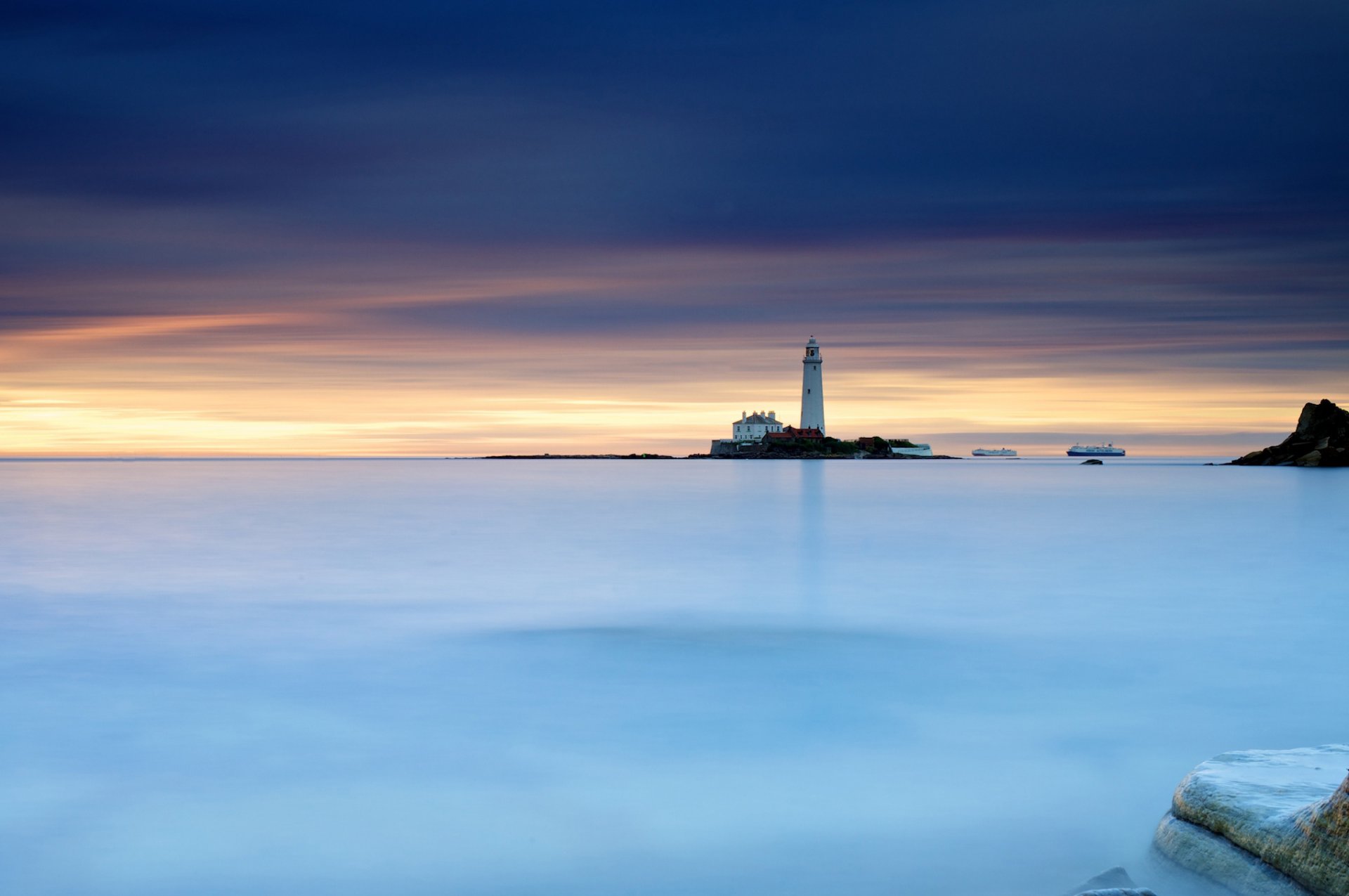 reino unido inglaterra whitley bay north tyneside faro de santa maría mar del norte mañana faro barcos exposición cielo piedras