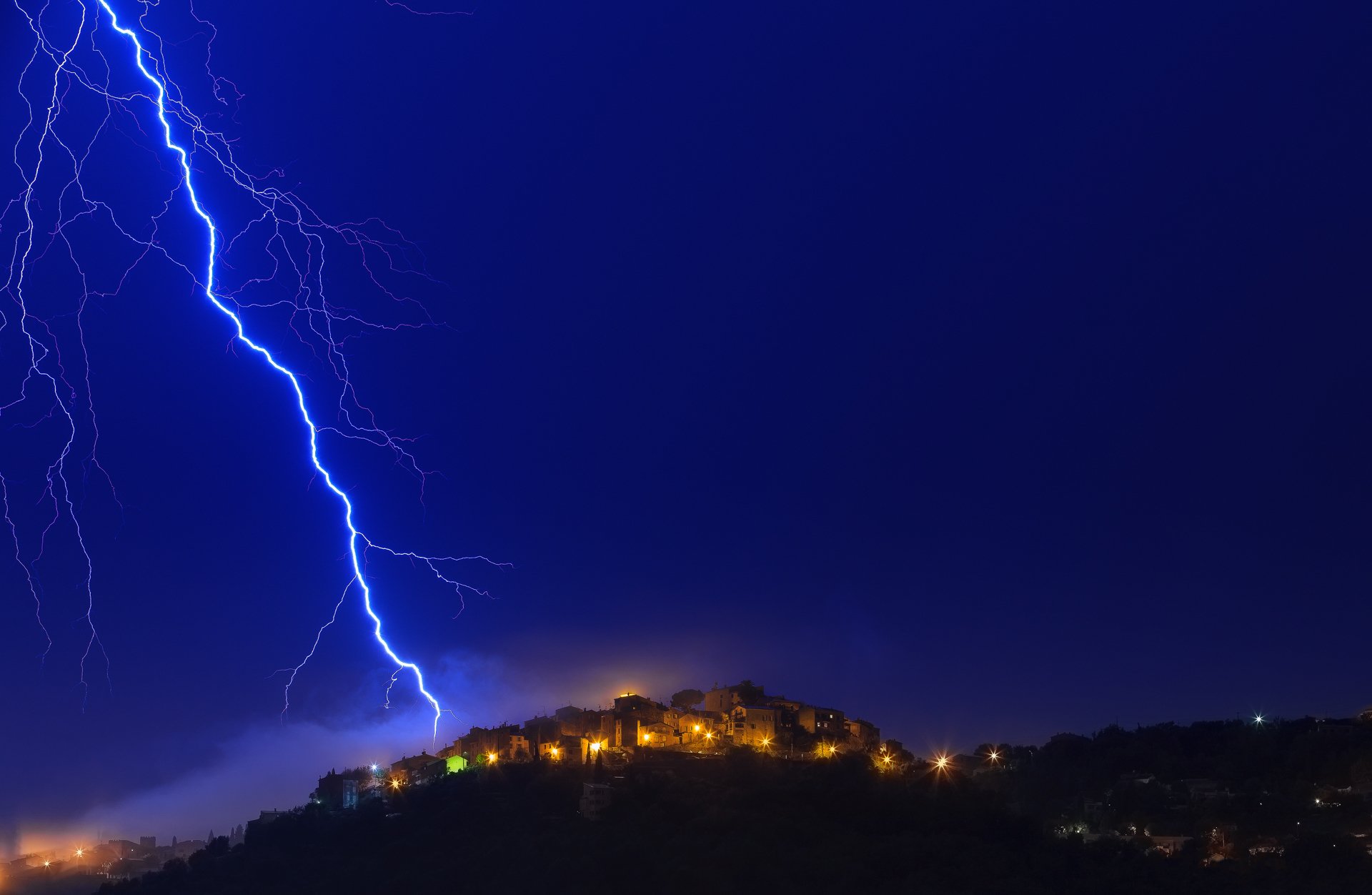 francia provenza alpes costa azul gatière noche cielo relámpago casa luz luces alain calissi fotografía