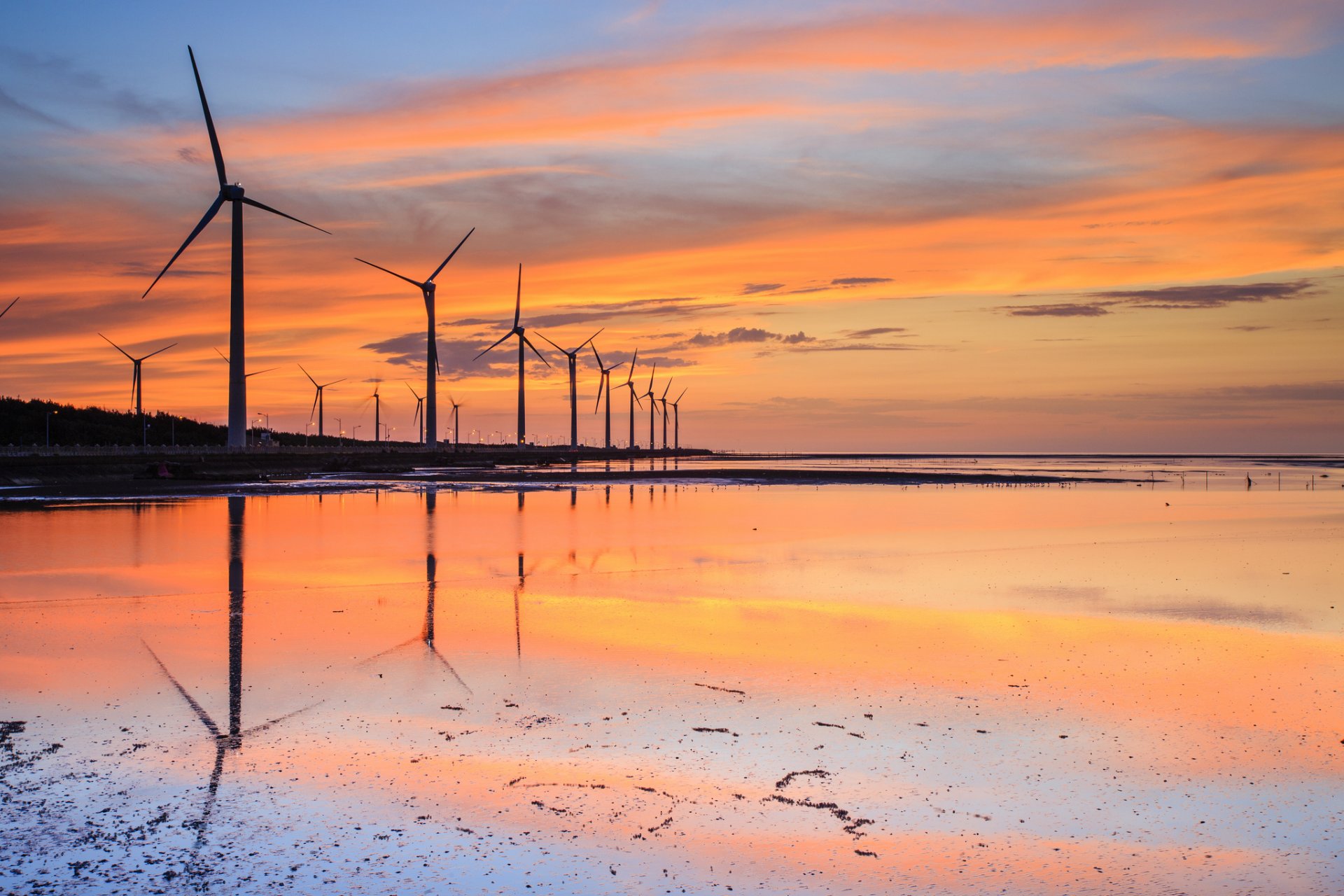 china taiwan ufer gestrandet meerenge wasser reflexion windmühlen windmühlen abend orange sonnenuntergang blau himmel wolken