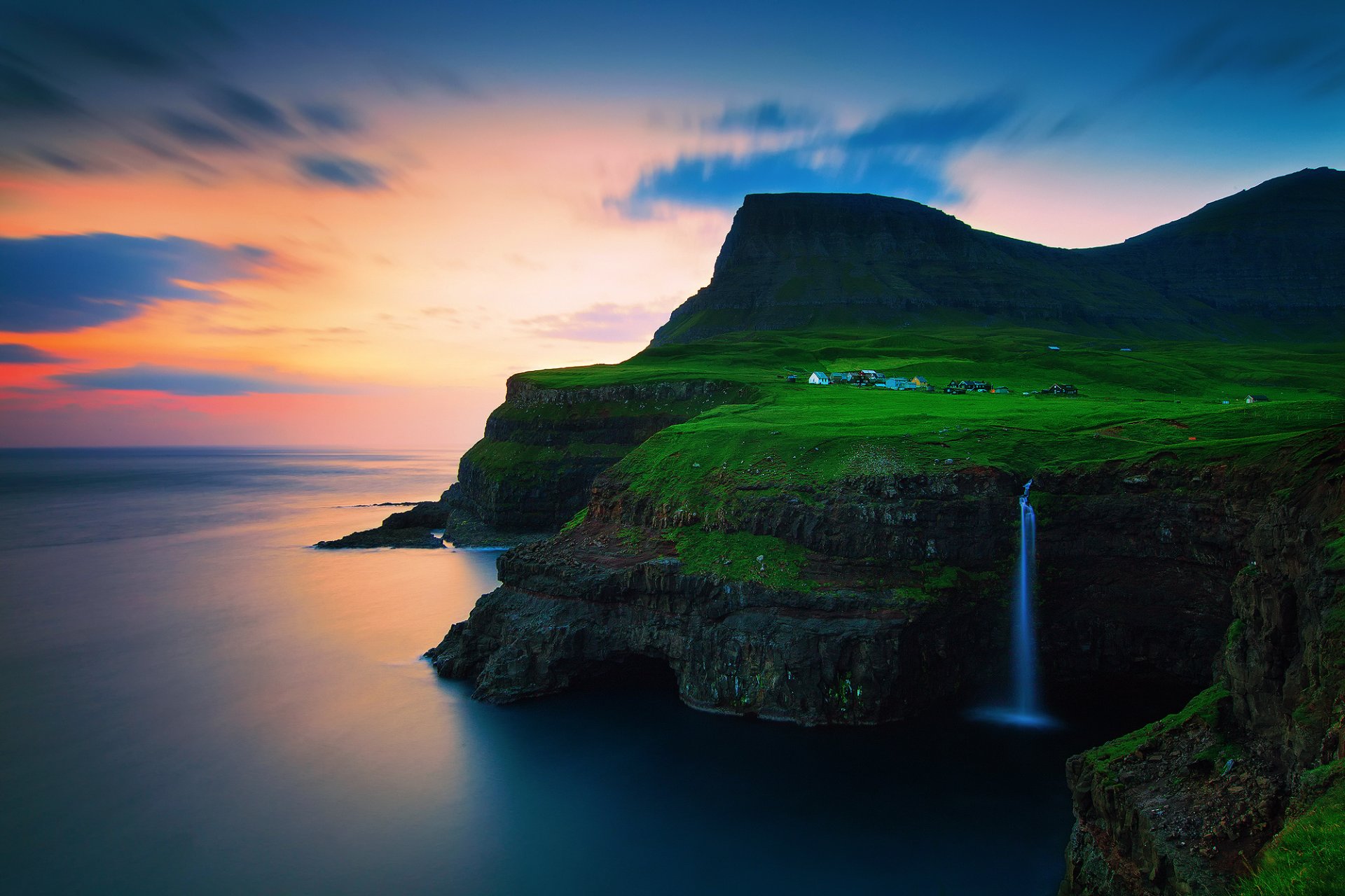 königreich dänemark färöer vága gásadalur atlantischer ozean felsen am rande weiler berge wasserfall sonnenuntergang abend himmel wolken