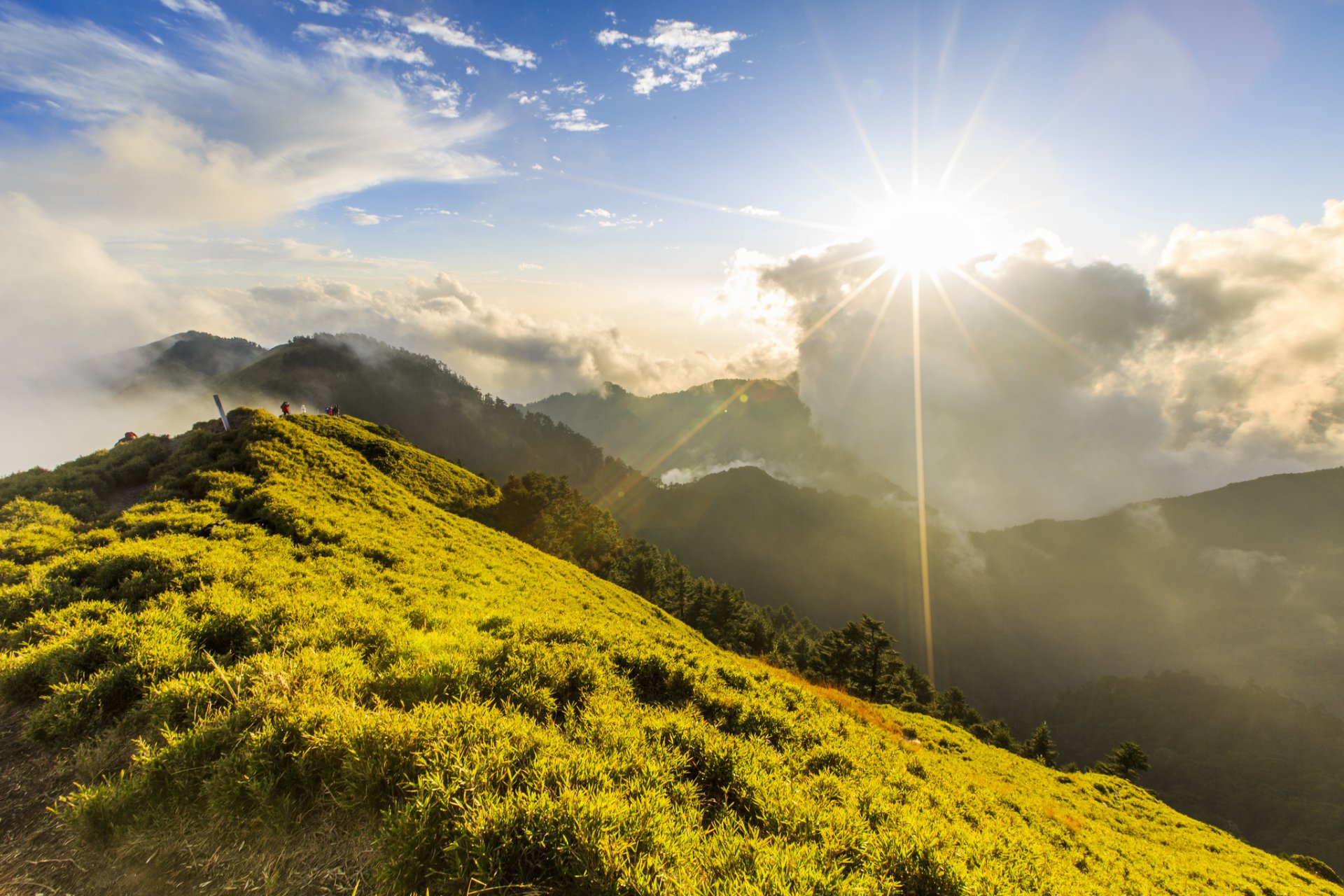 montañas colinas gente vegetación soleado nubes altitud