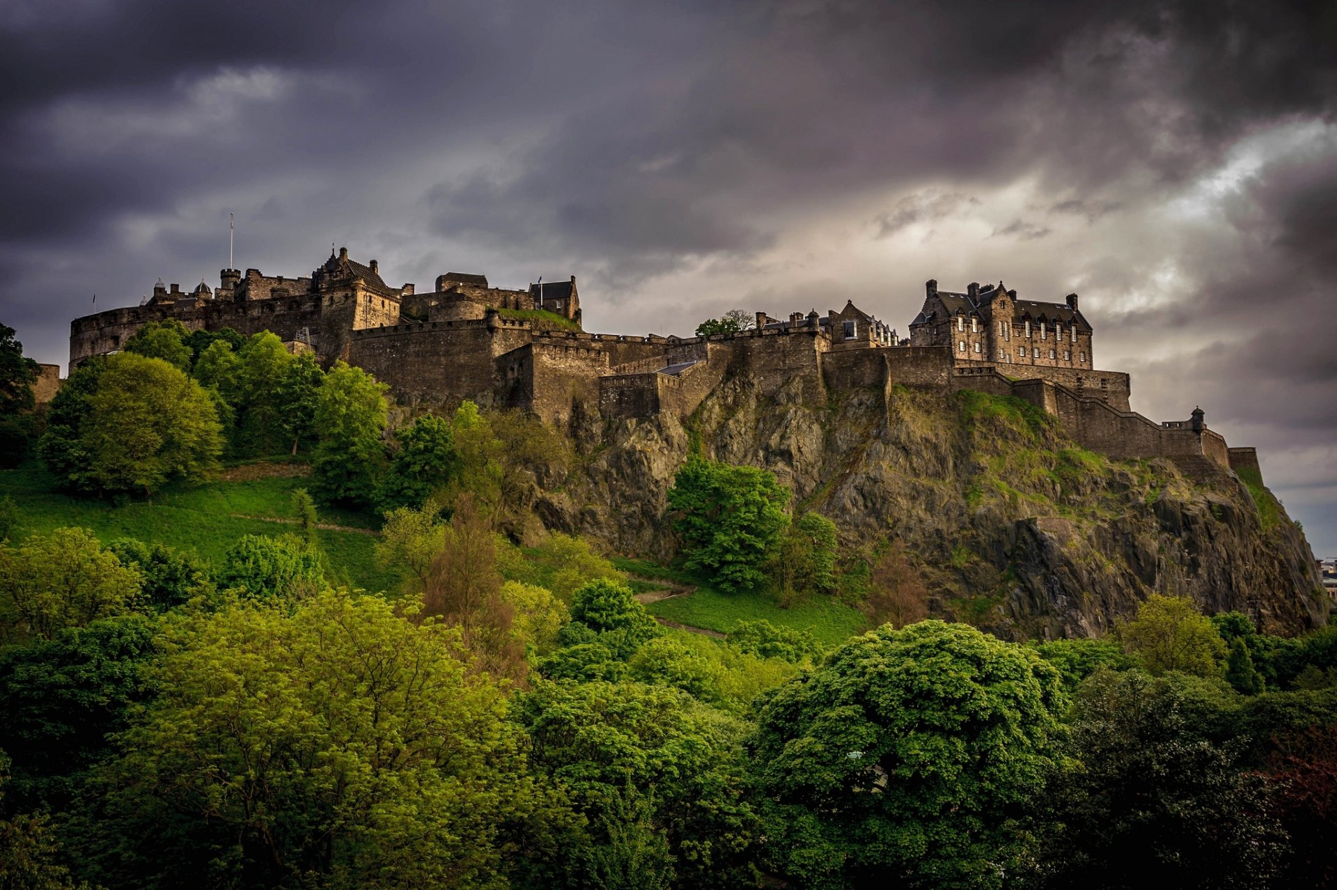 west end edinburgh schottland großbritannien west end schloss landschaft bäume grün abend wolken bewölkt