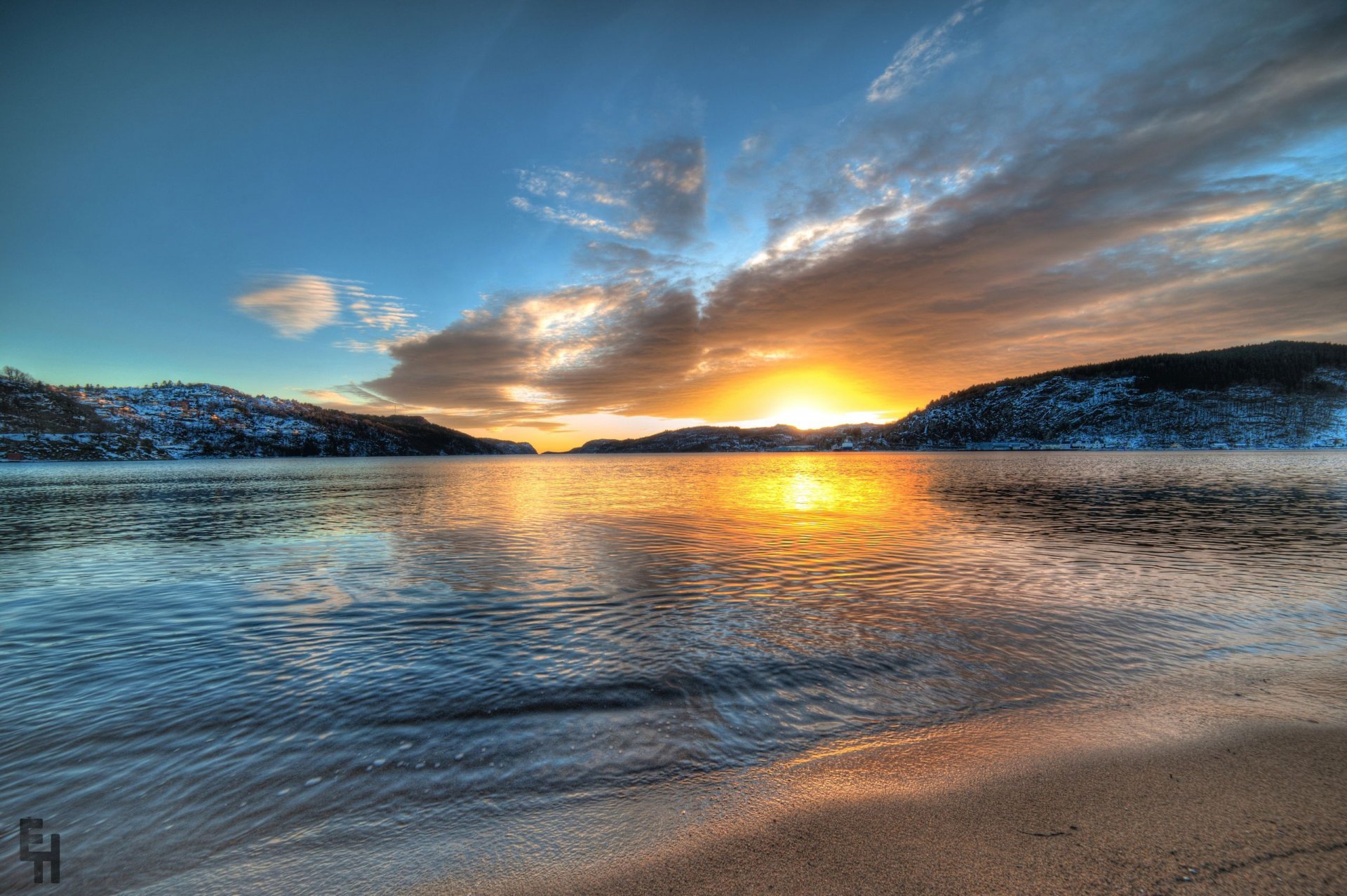 norvège lac coucher de soleil montagnes