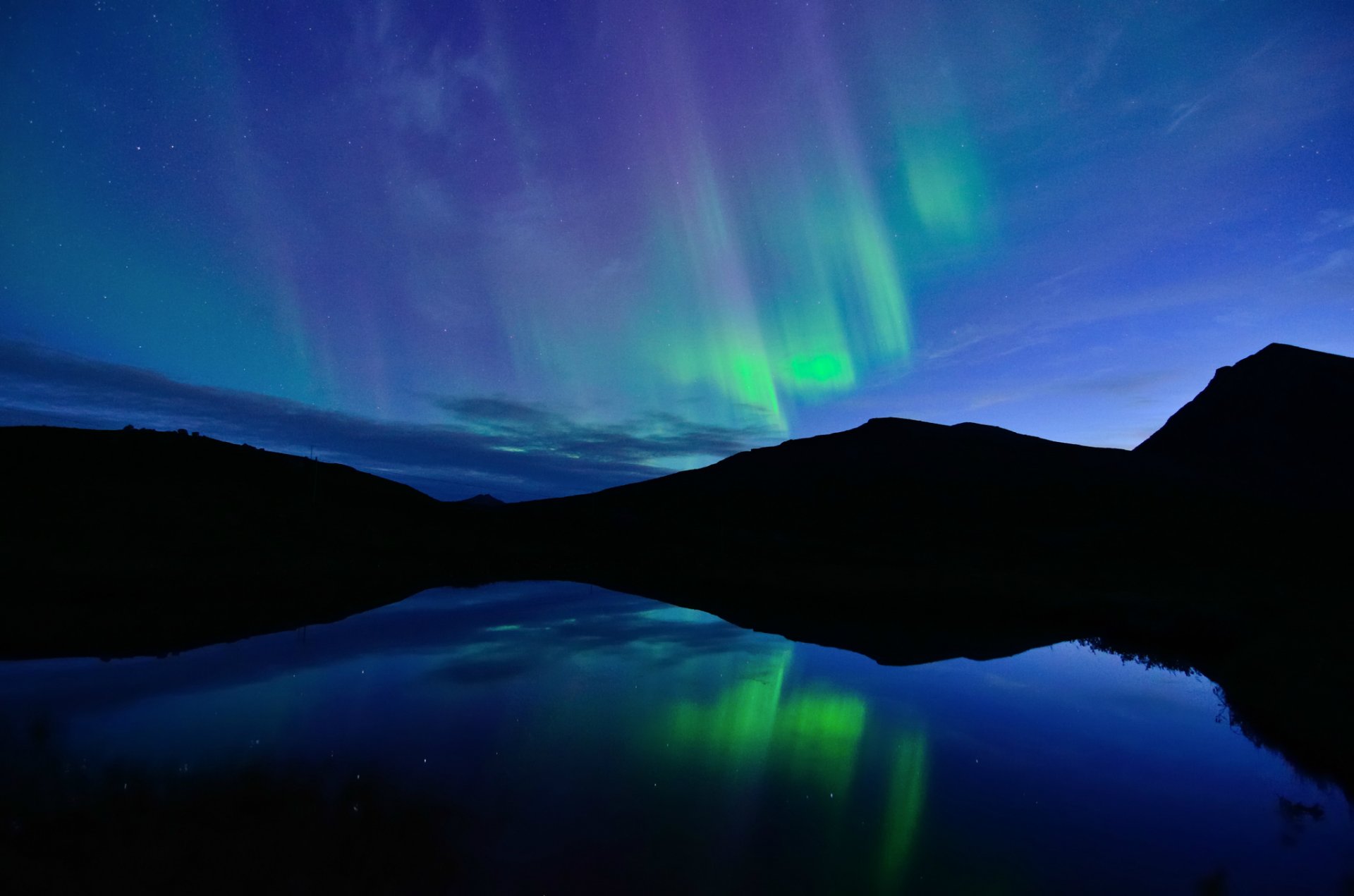 norwegen nacht norden nordlicht blau himmel wolken see wasser oberfläche reflexion