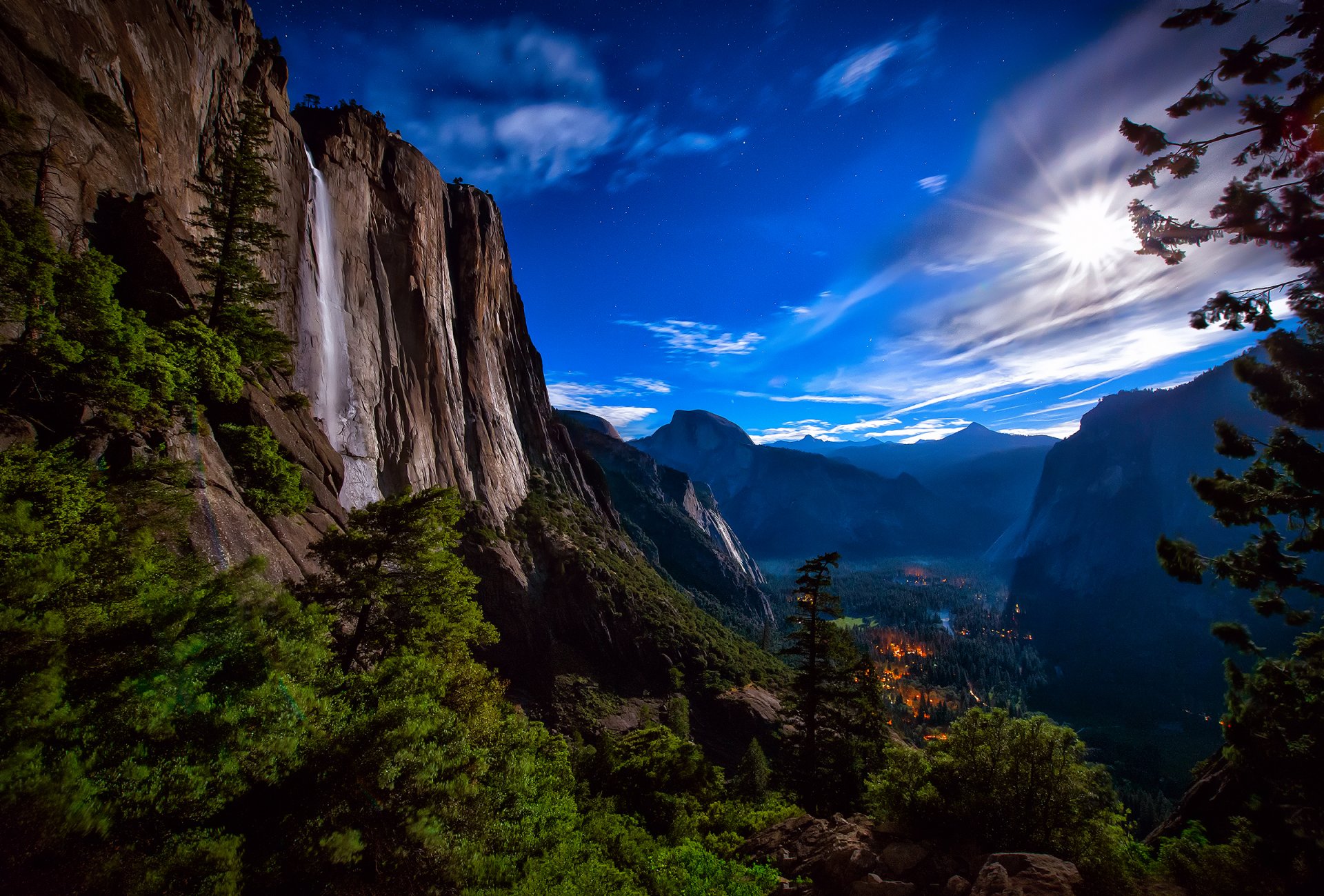 stany zjednoczone park narodowy yosemite wodospad noc księżyc światło niebo gwiazdy góry klify las dolina światła