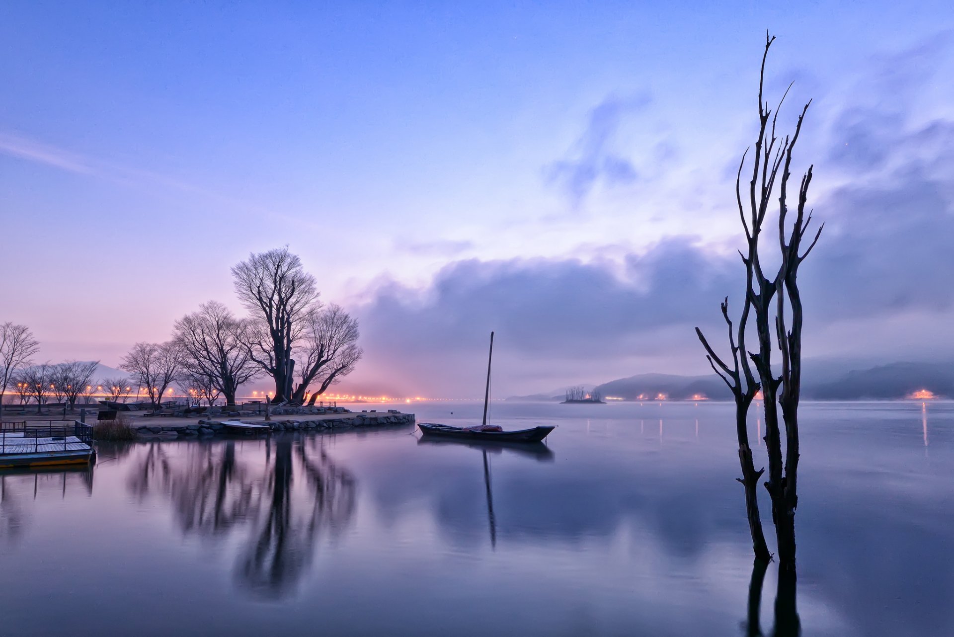 mañana antes del amanecer luces lago reflexión barco árboles niebla bruma colinas lila cielo nubes