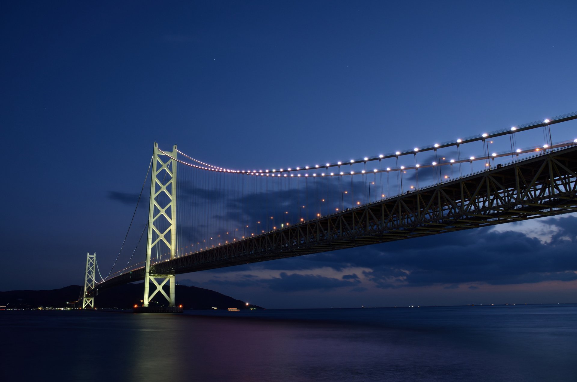 giappone ponte retroilluminazione luci mare stretto tramonto notte blu cielo nuvole