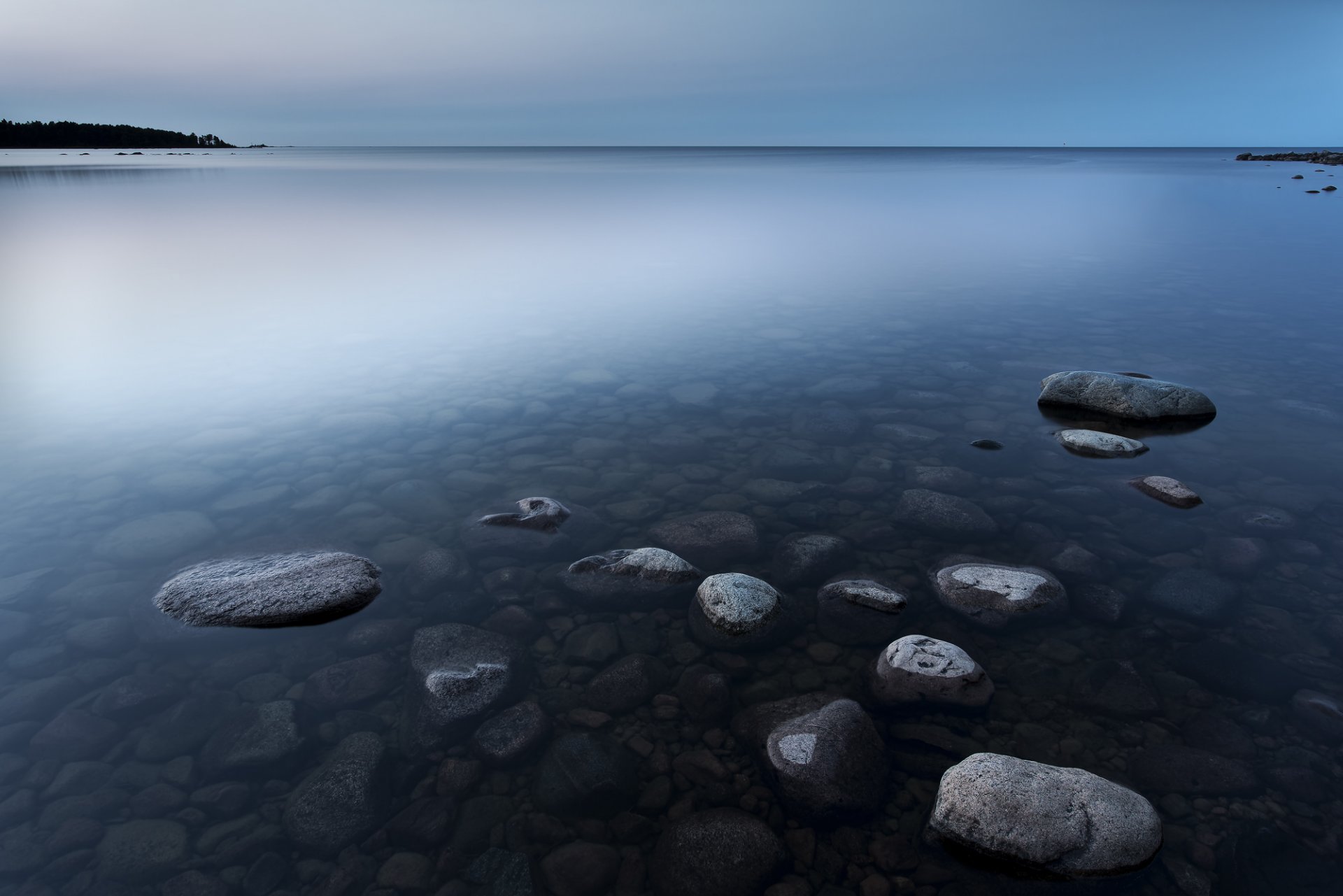 weden night lake beach kani water surface of