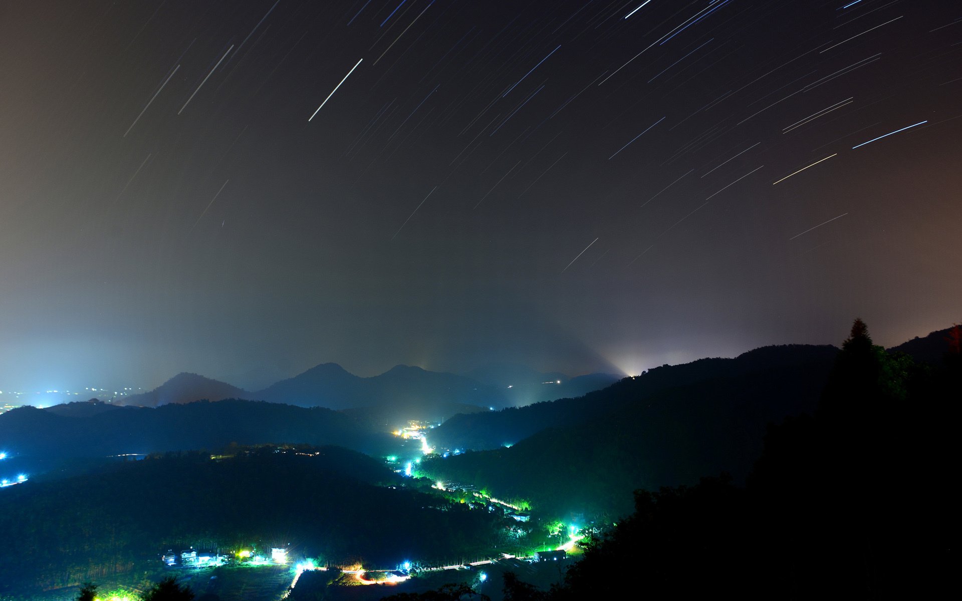 nuit lumières arbres collines