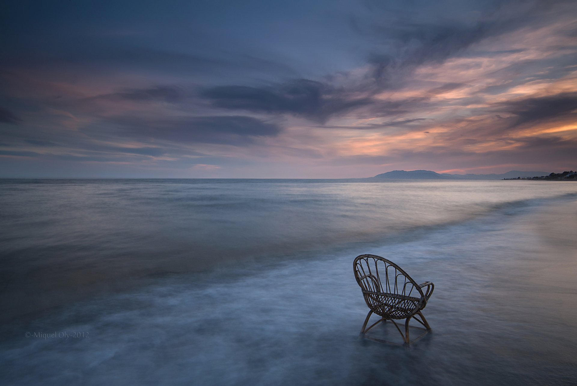 Кресло на фоне моря