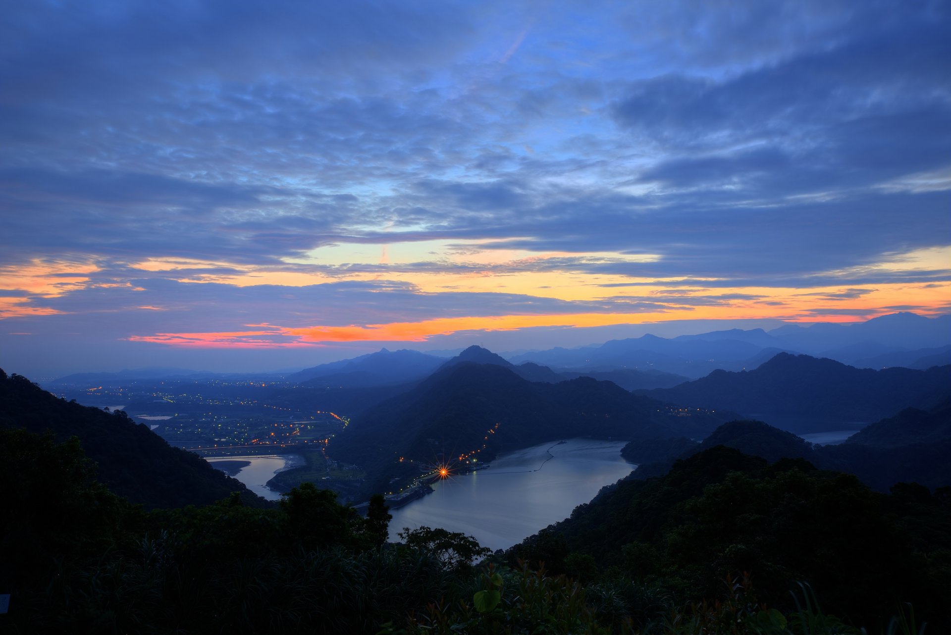 china taiwán taipei luces luz ciudad montañas colinas árboles bahía tarde vista altitud panorama puesta de sol naranja azul cielo nubes naturaleza