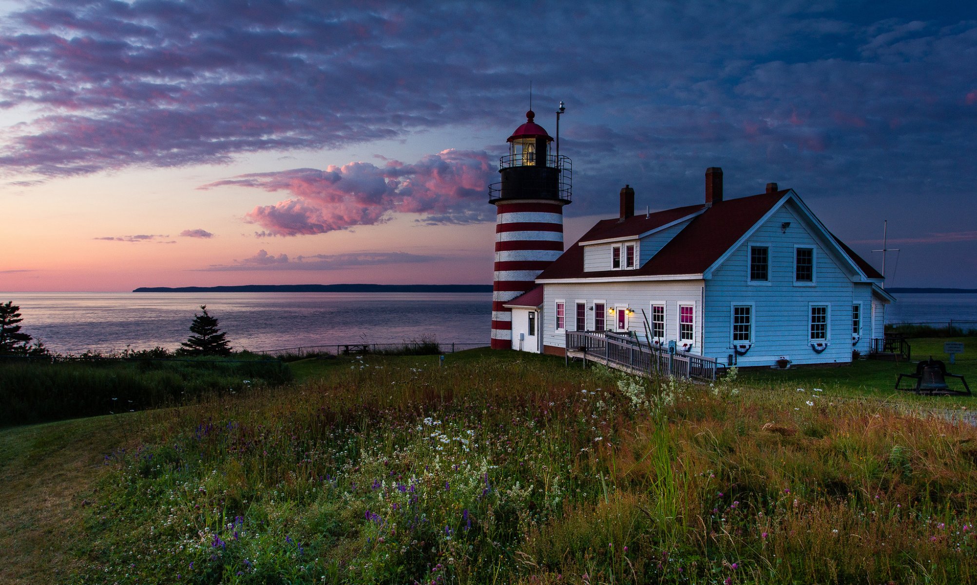 stati uniti d america stato maine stati uniti d america lubec west quoddy faro faro casa erba cielo mattina baia dell oceano atlantico