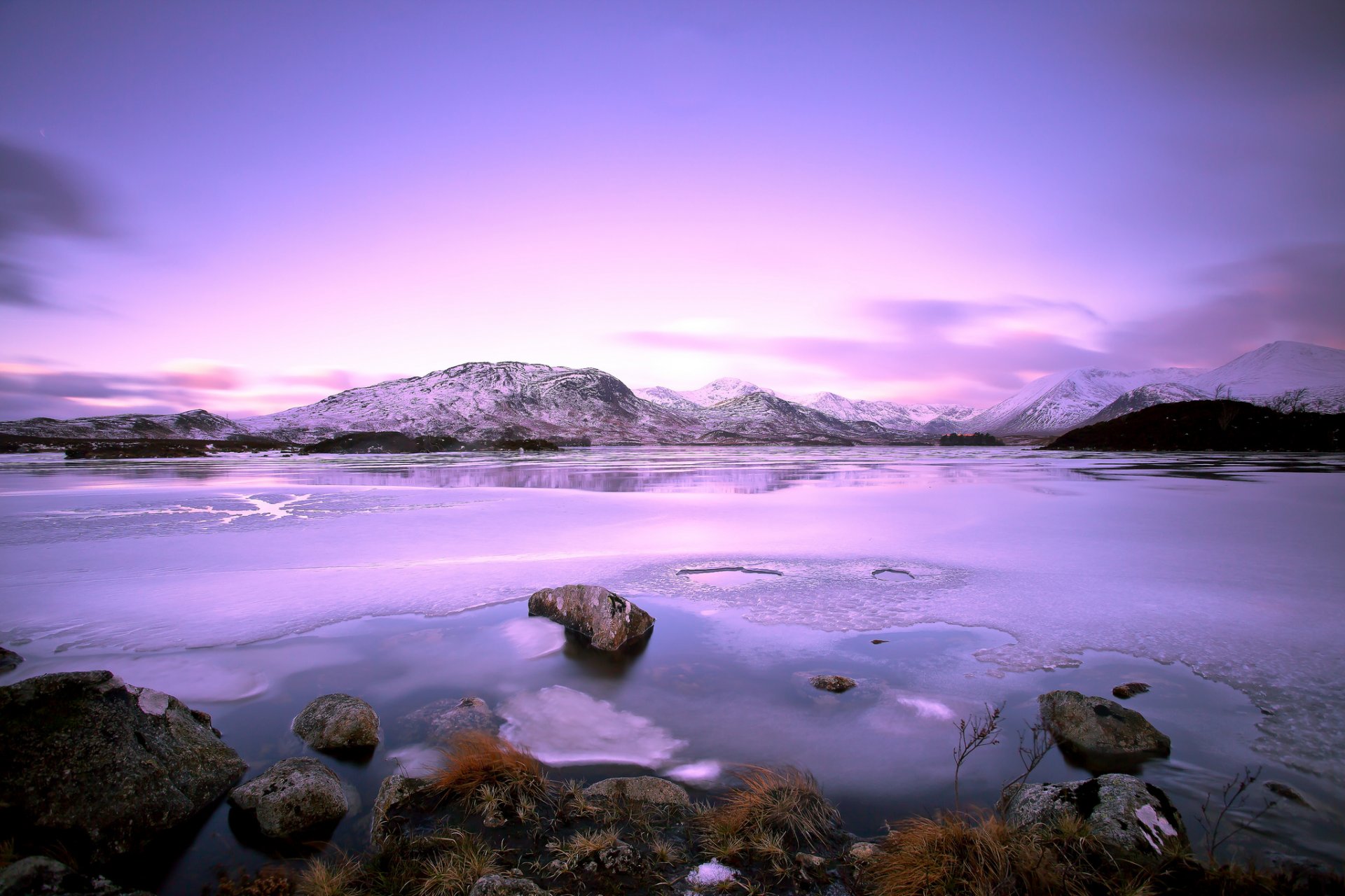 naturaleza paisaje montañas lago cielo nubes nieve invierno