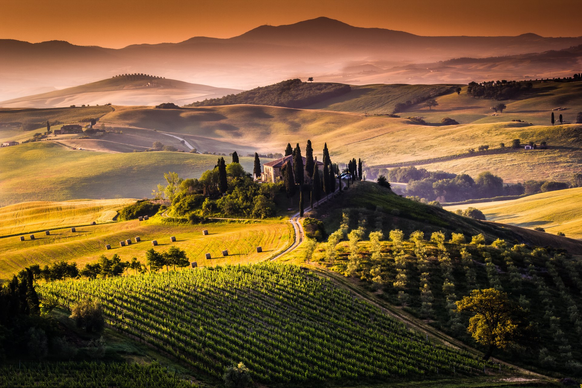 toscane italie paysage nature champs meules foin arbres collines ferme soleil lever du soleil matin