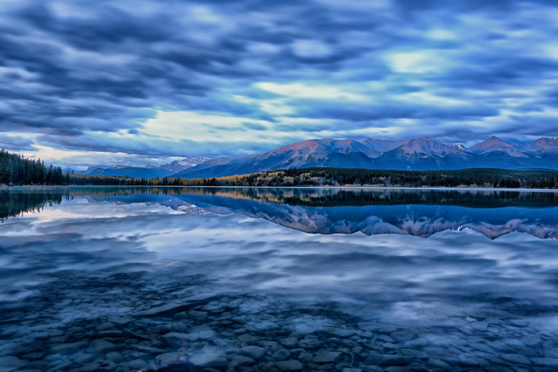 pyramid lake park narodowy jasper alberta kanada jasper jezioro góry odbicie