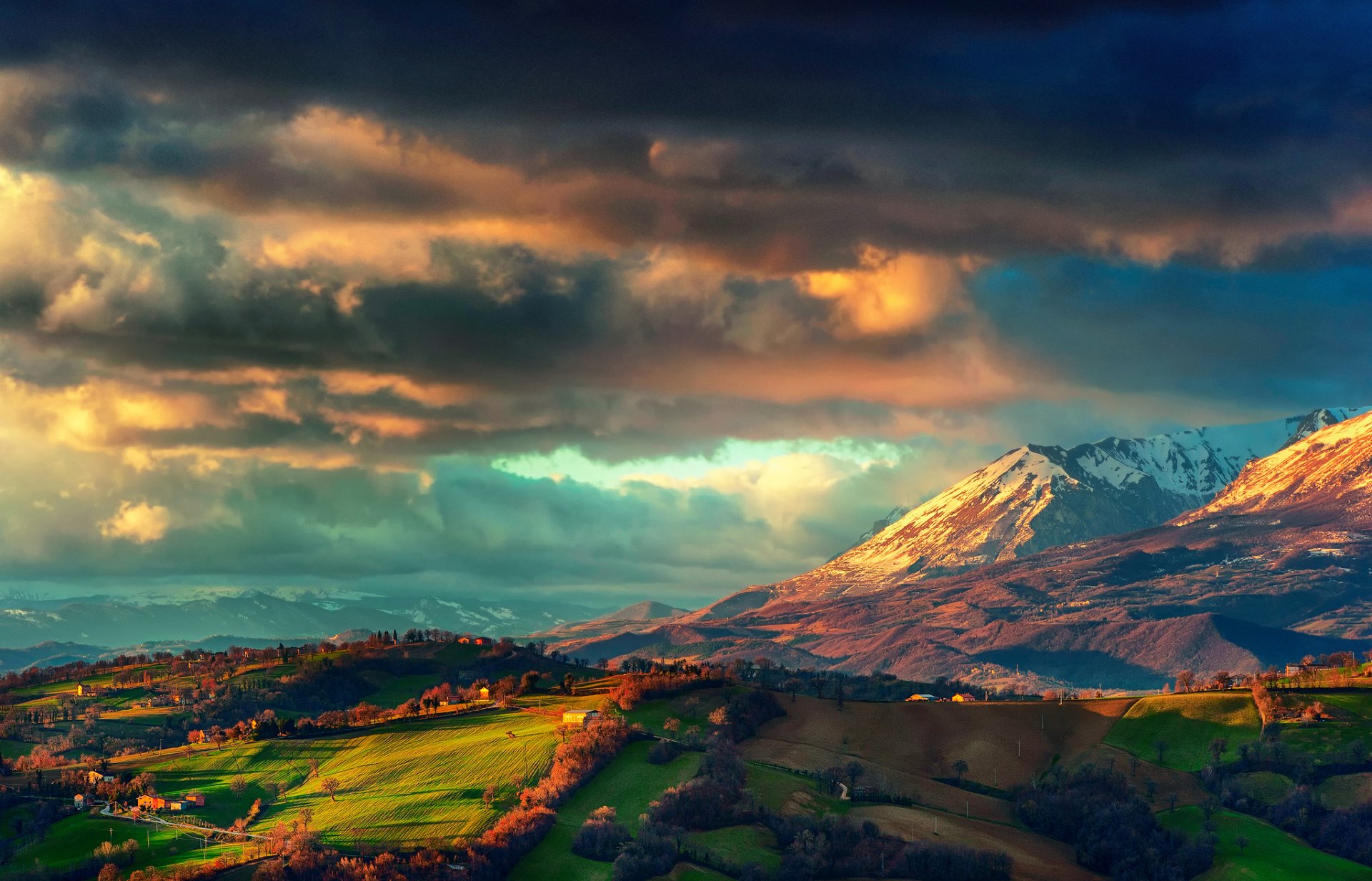 italien appeninen berge monti-sibillini-gebirge frühling märz sturmwolken himmel tal felder häuser