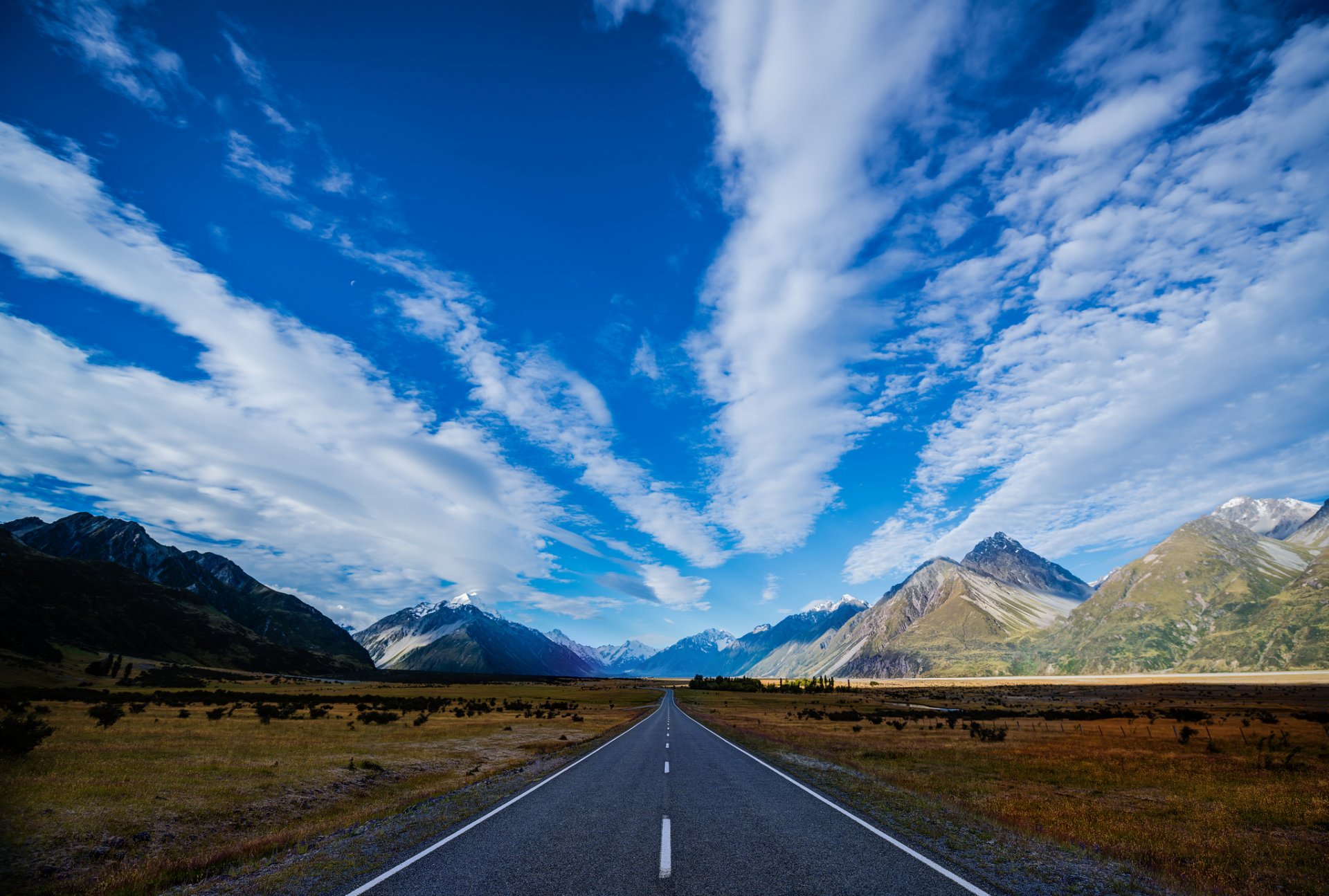 nouvelle-zélande route itinéraire route montagnes bleu bleu ciel nuages