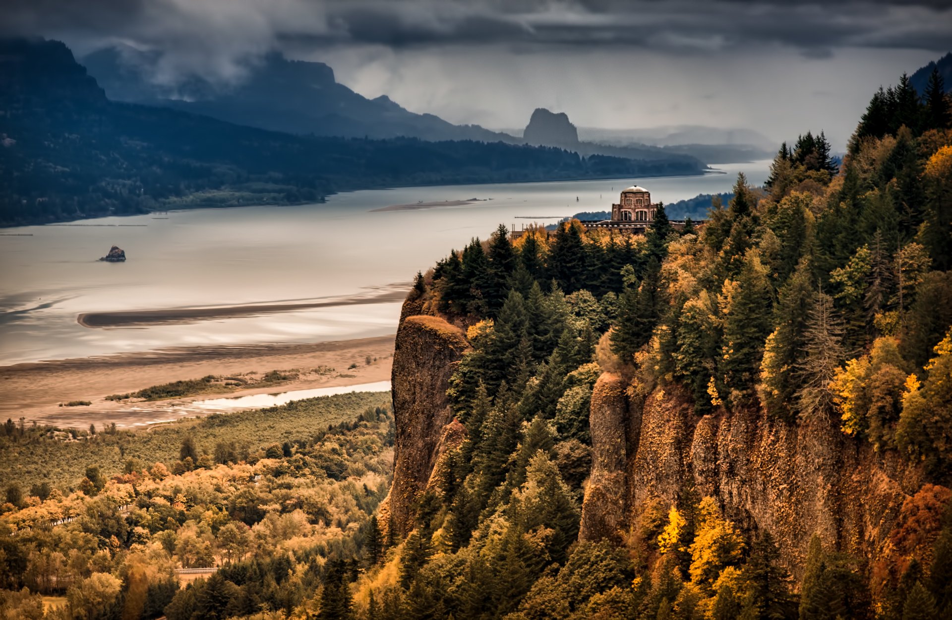 steilen columbia river schlucht fluss berge wald herbst