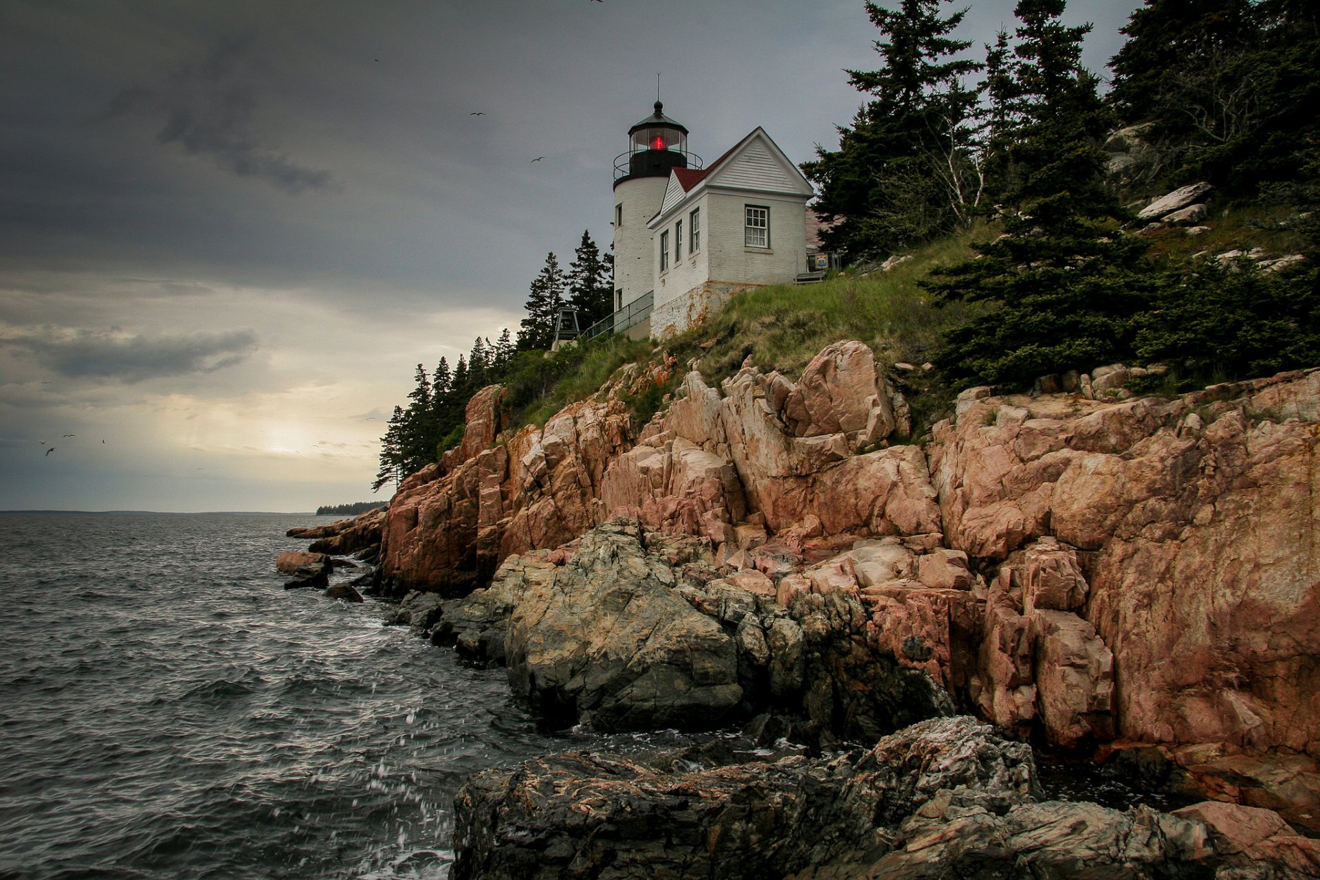 stany zjednoczone stan maine stany zjednoczone ameryki bernard latarnia morska bas harbour lighthouse klify niebo szary po deszczu zatoka atlantyku