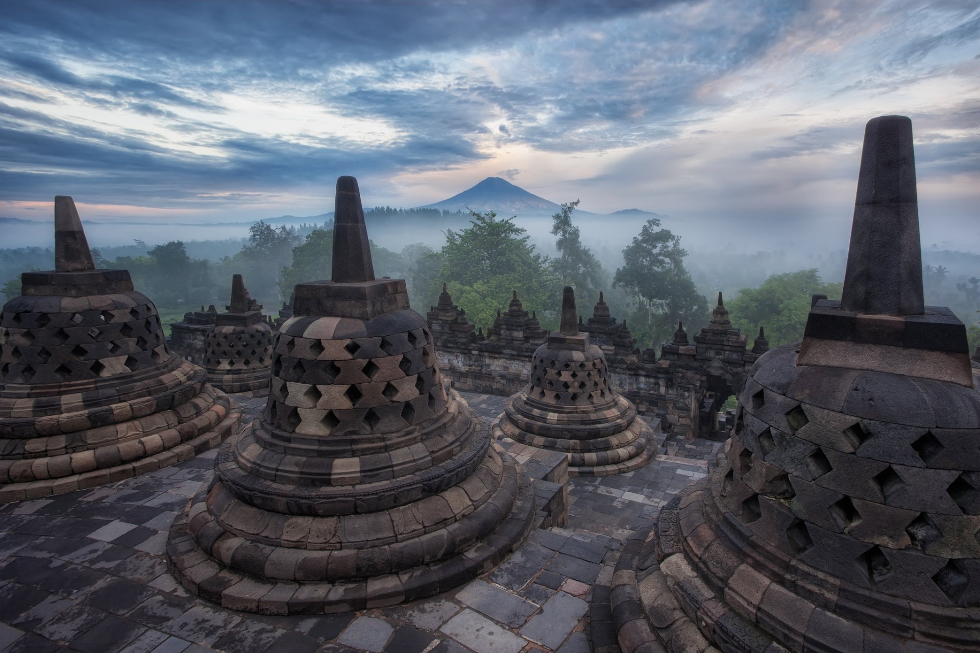 indonesien java borobudur architektur tempel berg bäume nebel dunst abend himmel wolken