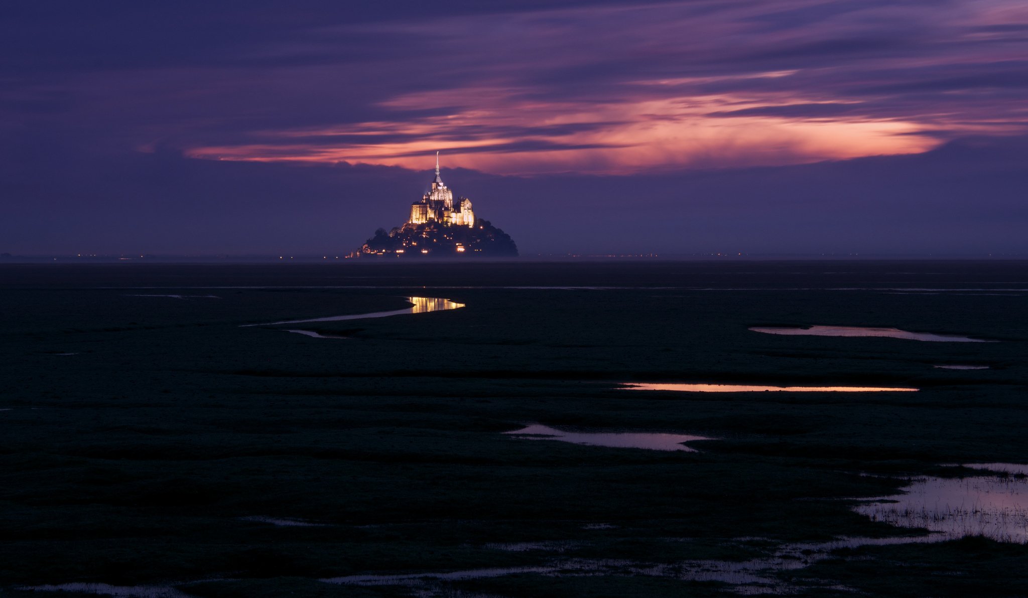 frankreich insel festung mont-saint-michel mont-saint-michel berg des erzengels michael beleuchtung dämmerung lila himmel