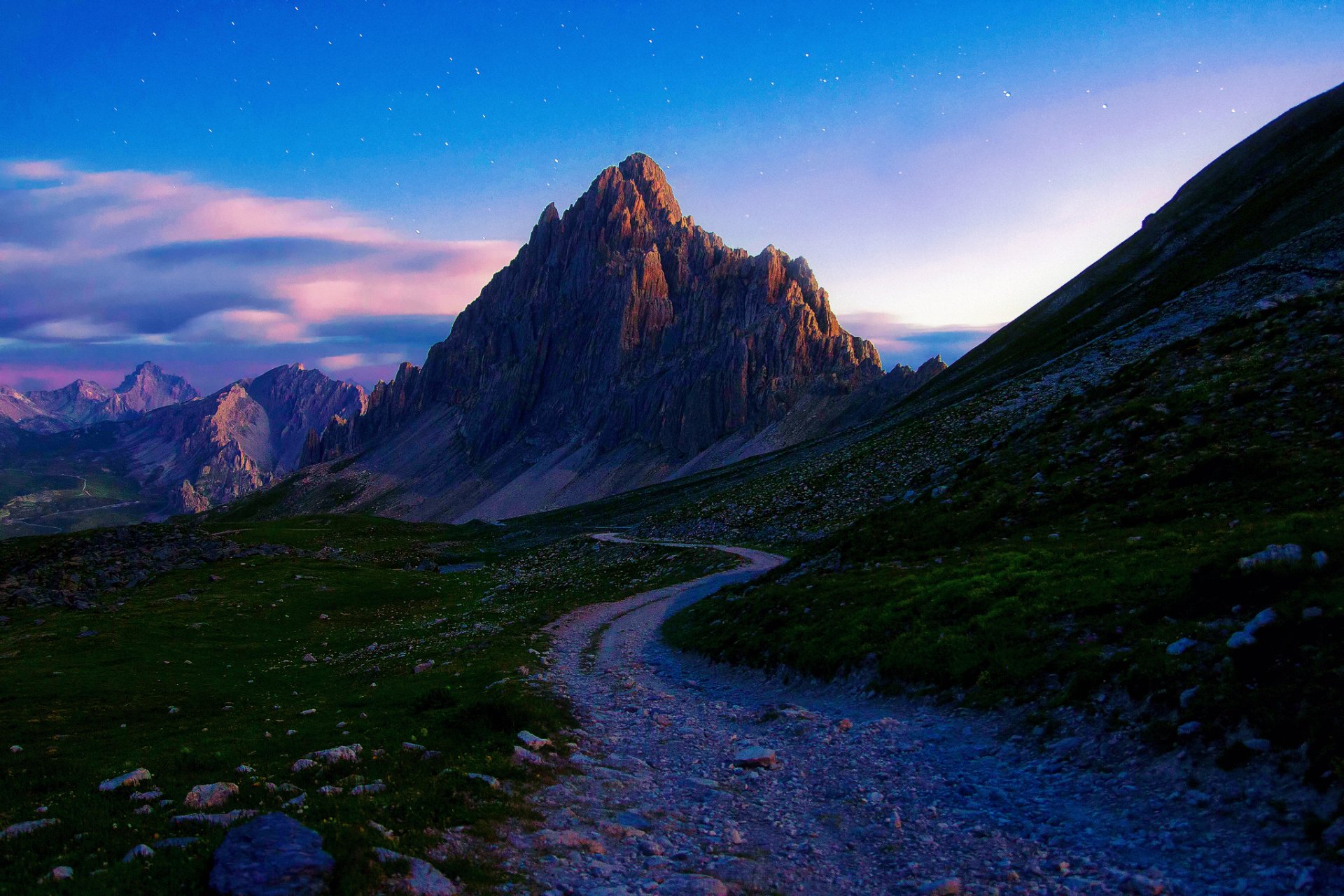 montagne mattina estate pietre strada margall fotografia