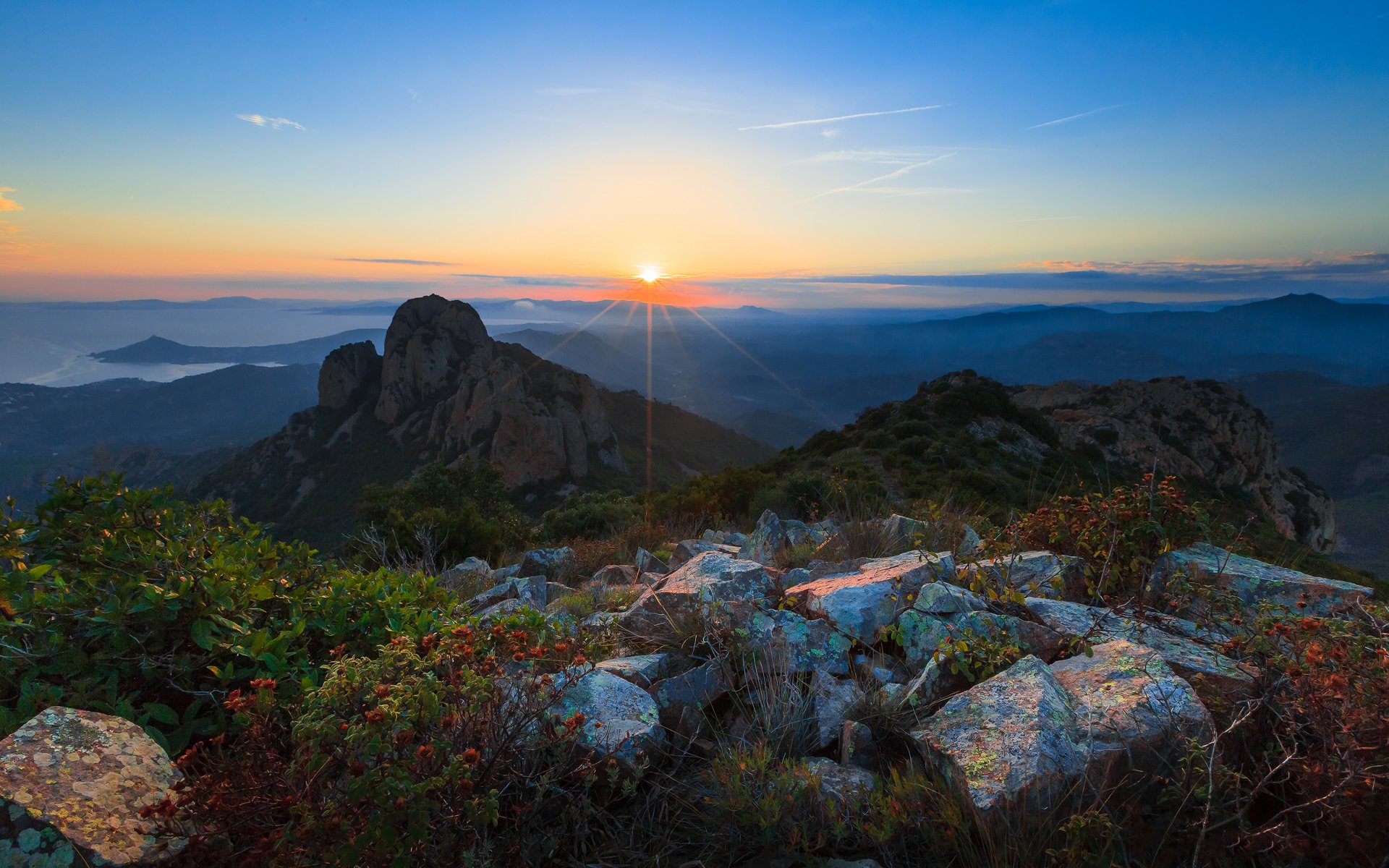 francia provenza alpes costa azul montañas cielo sol rayos piedras rocas alain calissi