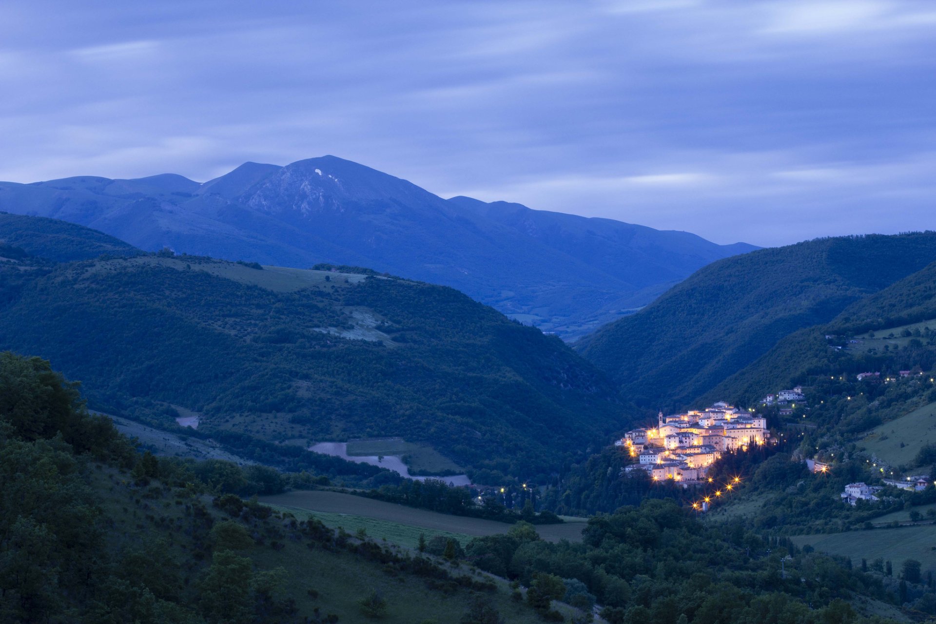 italie ombrie village maisons lumières éclairage avant l aube montagnes arbres nature panorama ciel nuages