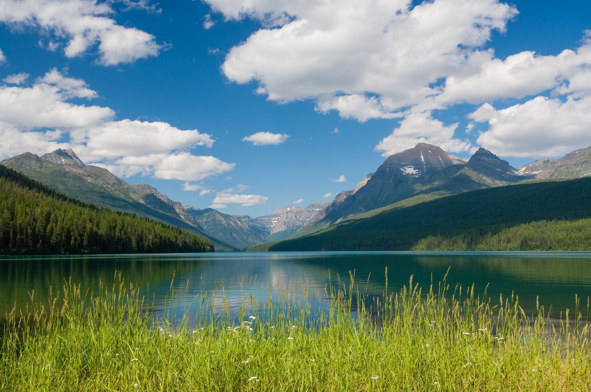 lago bowman parque nacional glacier montana lago montañas nubes