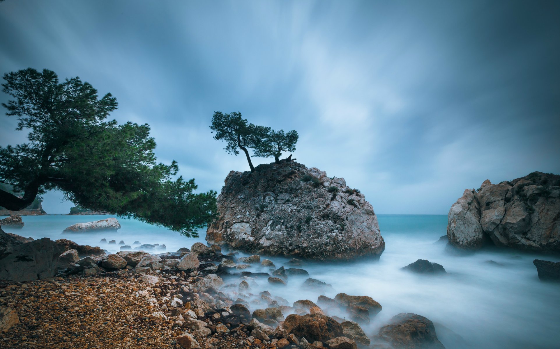 france côte côte arbres rochers pierres méditerranée bleu ciel nuages