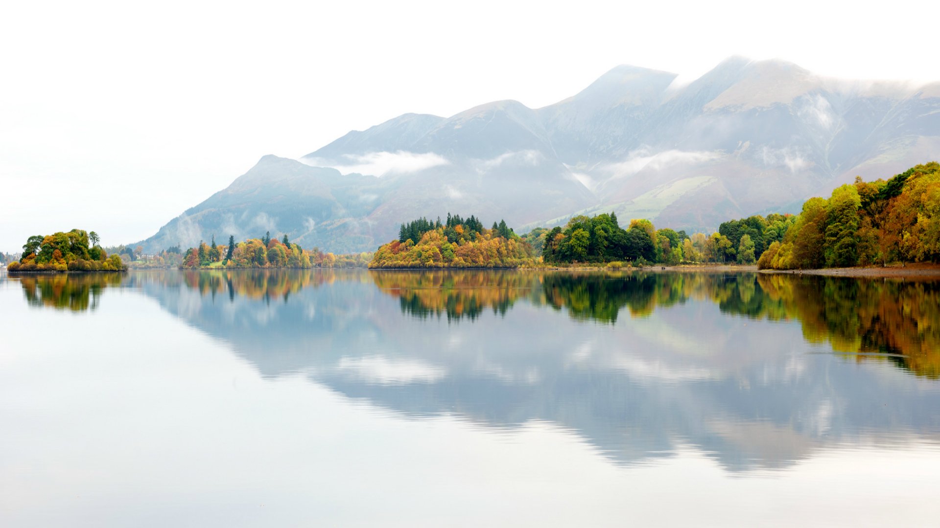 großbritannien england bäume berge nebel dunst natur herbst see reflexion