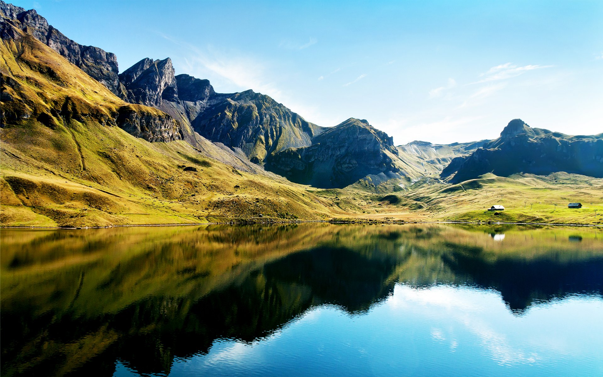 lac collines montagnes réflexion verdure maison ensoleillé