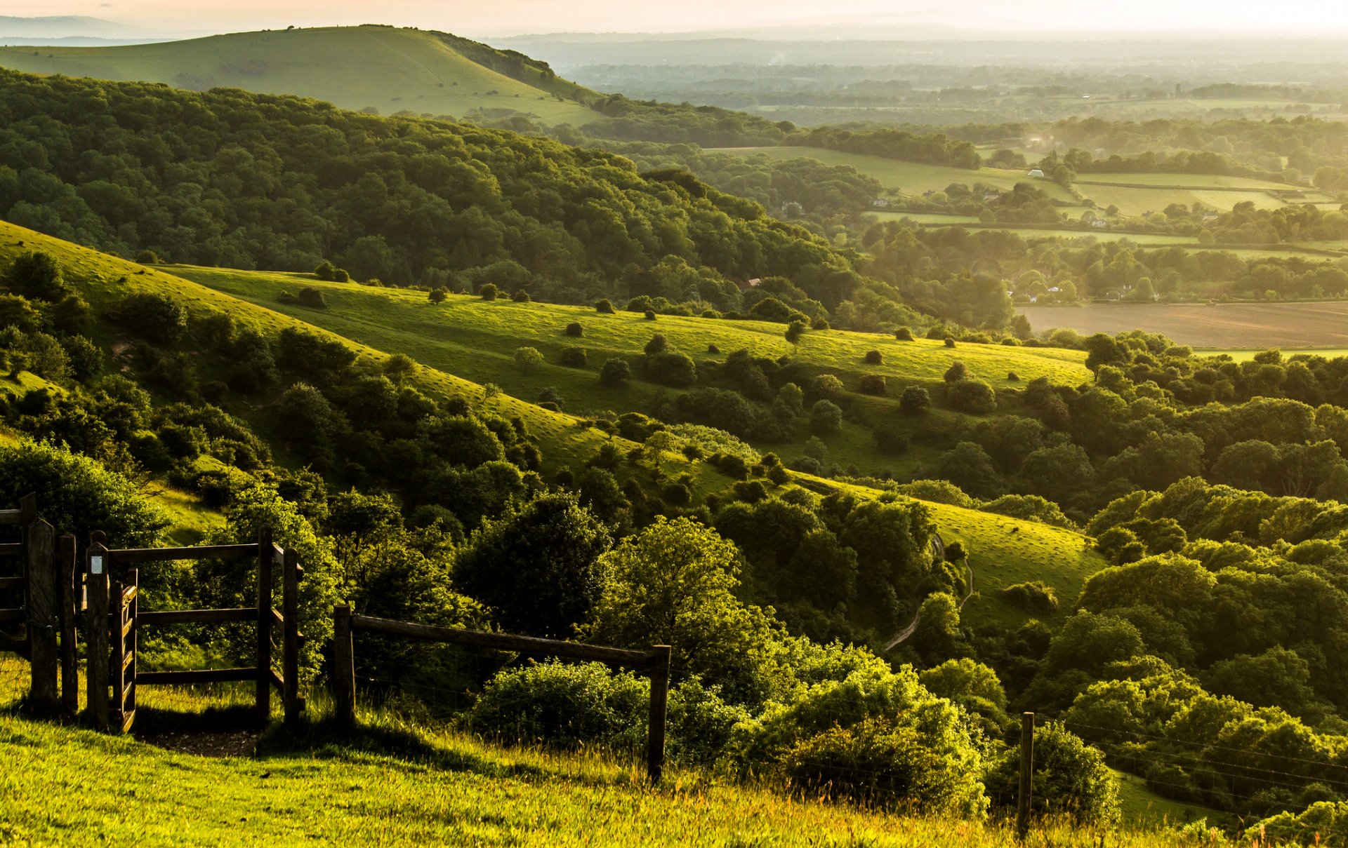 pyecombe westsussex england großbritannien hügel felder bauernhof zaun zaun bäume grün natur landschaft abend