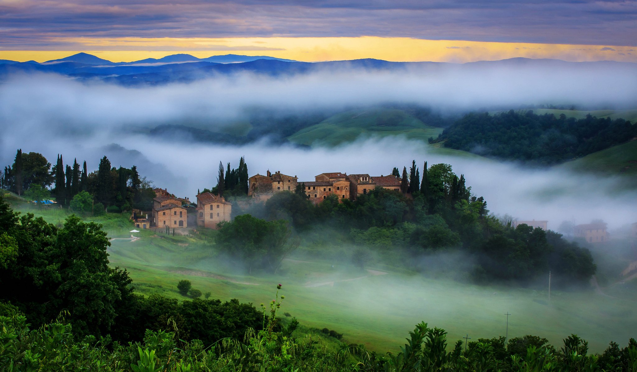 vergelle toscana italia niebla amanecer sol mañana naturaleza árboles vegetación