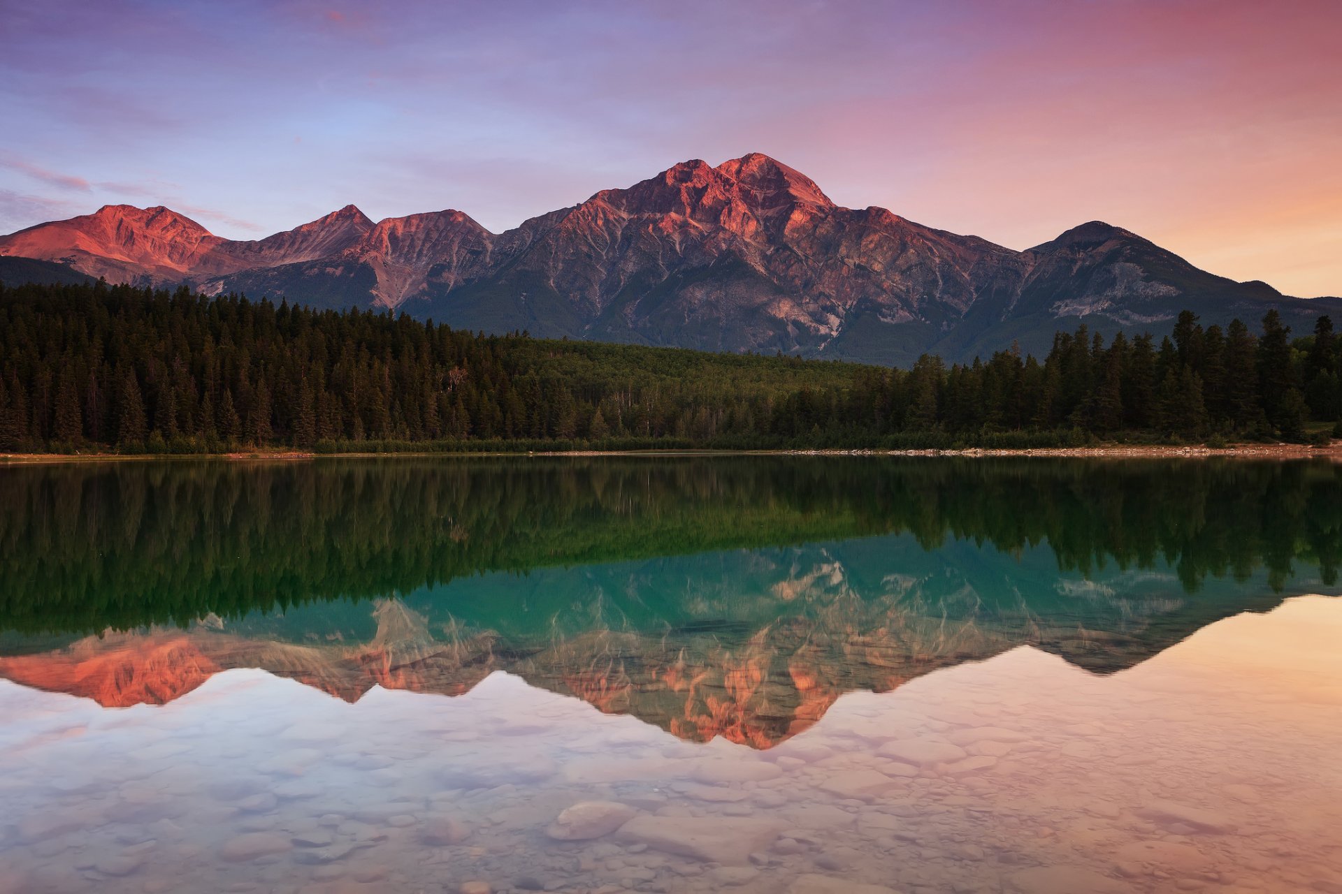 park narodowy jasper kanada pyramid mountain góry jezioro patricia las woda odbicie