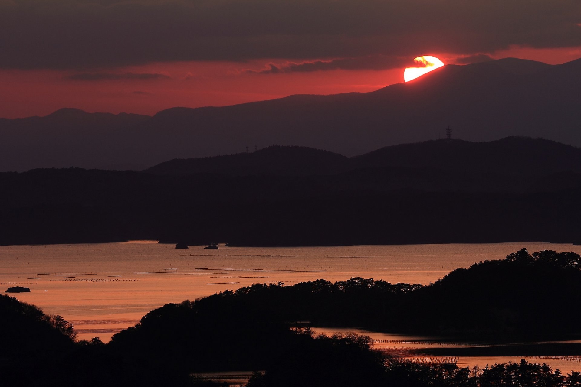 japon soir soleil coucher de soleil rouge ciel nuages montagnes arbres forêt nature mer vue altitude panorama