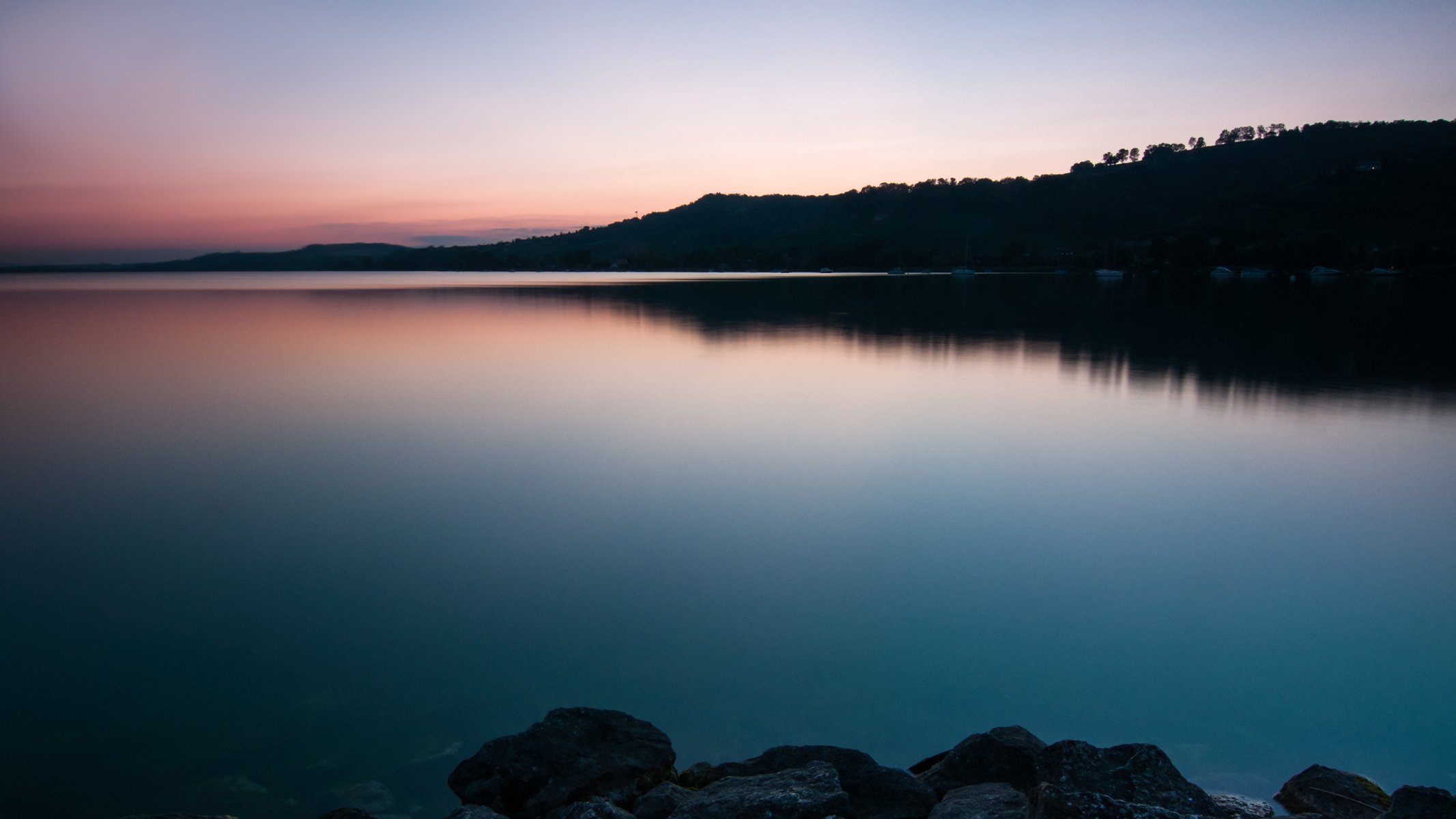 suiza lago costa piedras agua superficie árboles tarde puesta de sol cielo