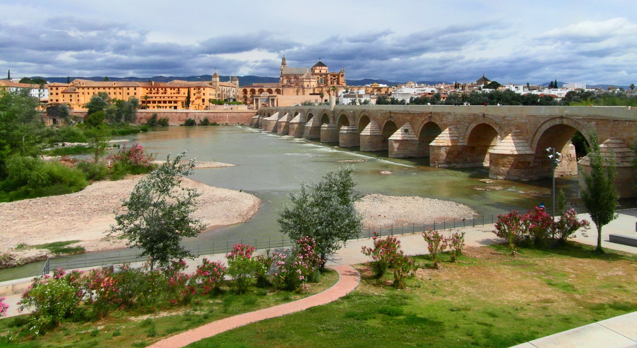 córdoba andaluzja hiszpania rzeka gwadalkiwir 16-łukowy rzymski stary most promenada drzewa krzewy kwiaty