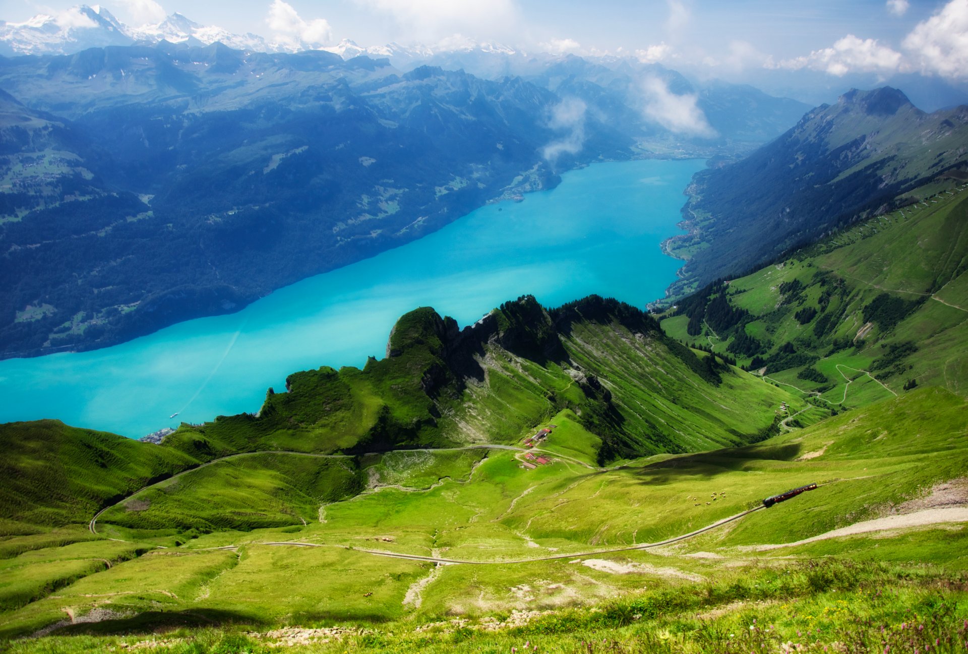 svizzera montagne alpine vista dalla cima del rothorn rothorn lago di brienz ferrovia alberi erba verde cielo nuvole