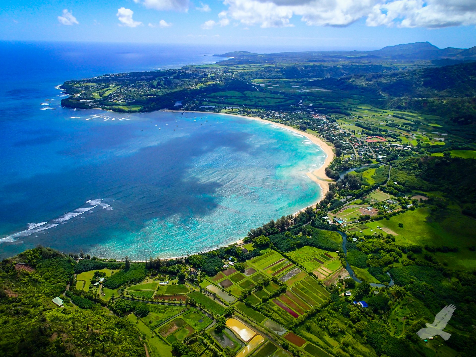 kauai insel hawaii hanalei bay halbmond-bucht korallenriffe wasser goldener sand strand anlegestelle boote yachten campingplätze reichlich vegetation