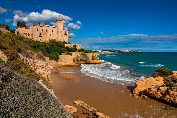 Costa del mar balear, España. Vista del castillo
