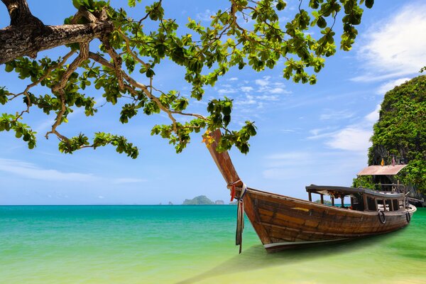 Ein Holzboot steht in der Bucht von Thailand