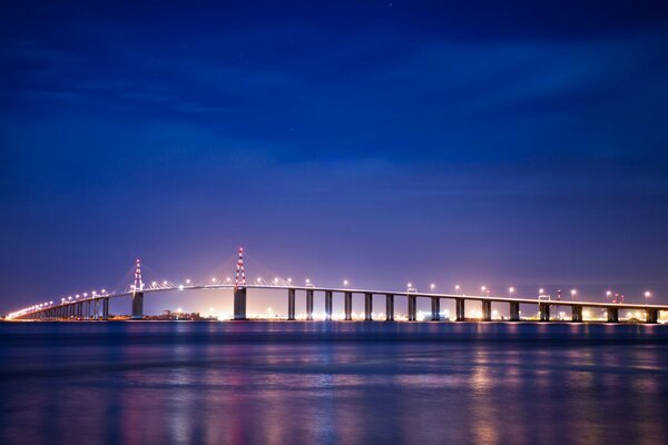 Puente sobre Bretaña en azul