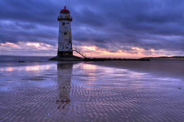 Leuchtturm im Sonnenuntergang des Meeres in Großbritannien