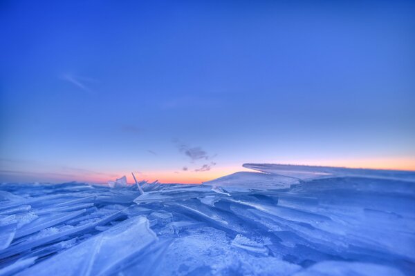 Morgen in Schweden an einem See unter blauem Himmel