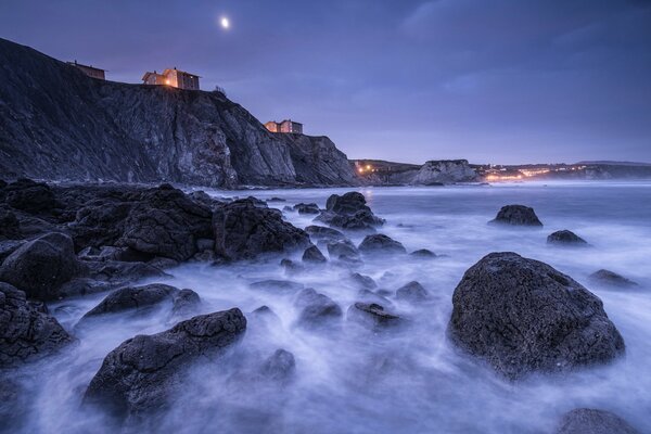 Costa del Golfo de Vizcaya en España por la noche en medio de la Luna