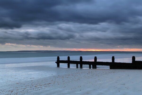 Photo sea at sunset with clouds