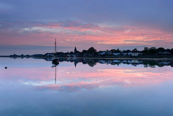 Reflet d un yacht dans l eau au coucher du soleil