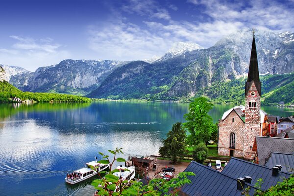 Österreich-See im Hintergrund der Berge